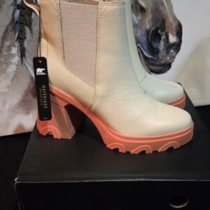 Sorel Women's Cream and Pink Boots